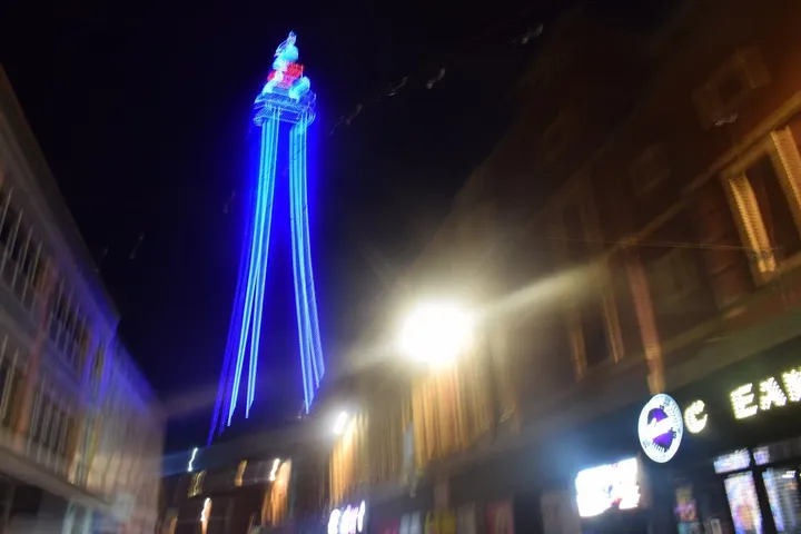 Blackpool Tower Lit Up At Nigjht, œuvre de Lynch Ann