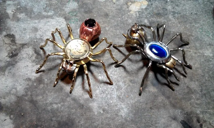 Brooch-pendant, artwork by Sashka Asatiani