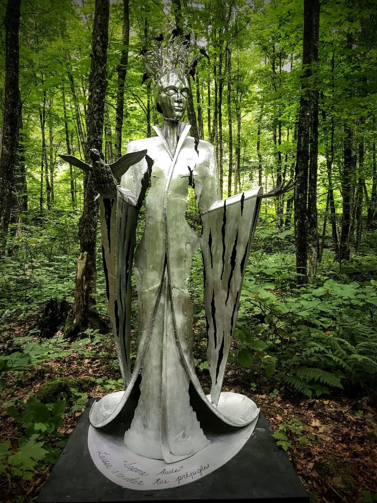 La Dame aux oiseaux, œuvre de Angèle Lux