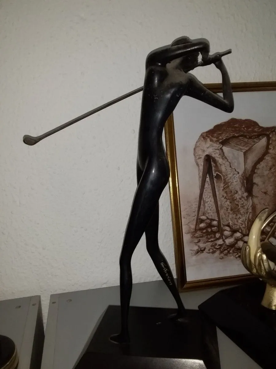 Une golfeuse en bronze patiné en noir, artwork by Bamoussa Ismael