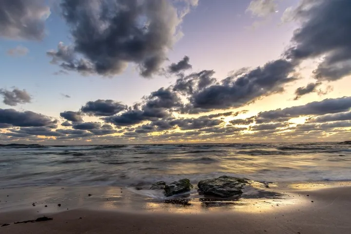 Sunrise over the beach, œuvre de Hristo Anestev