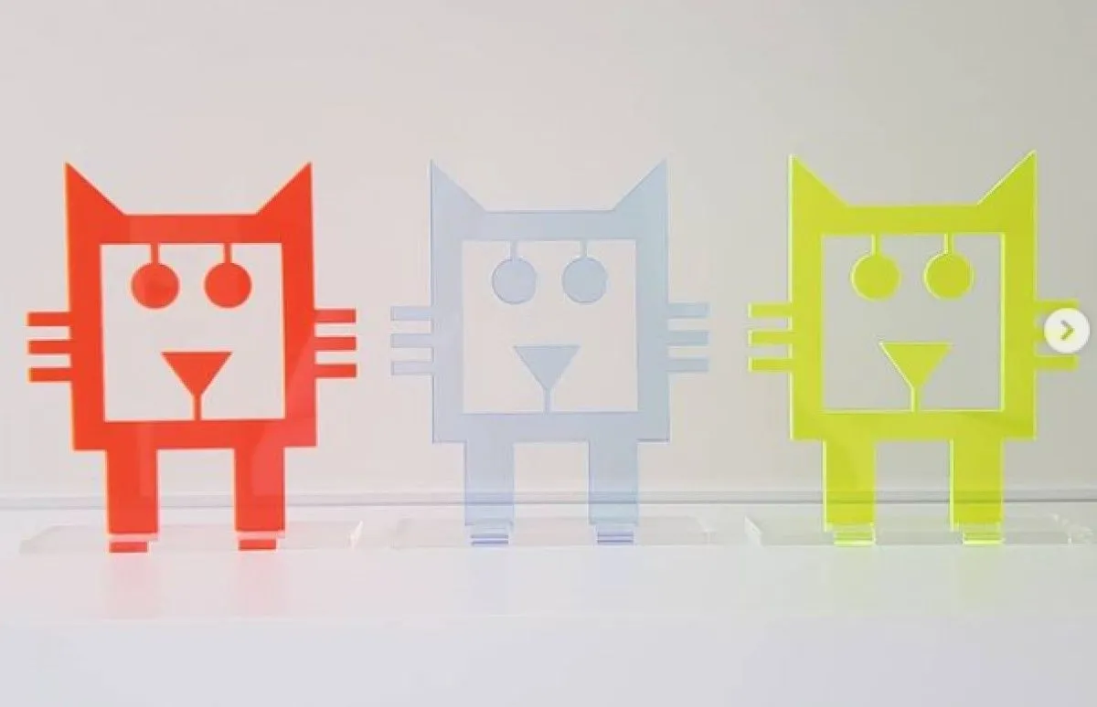 Female Owl in Plexi soft Fluo, œuvre de Luc TOBBACK
