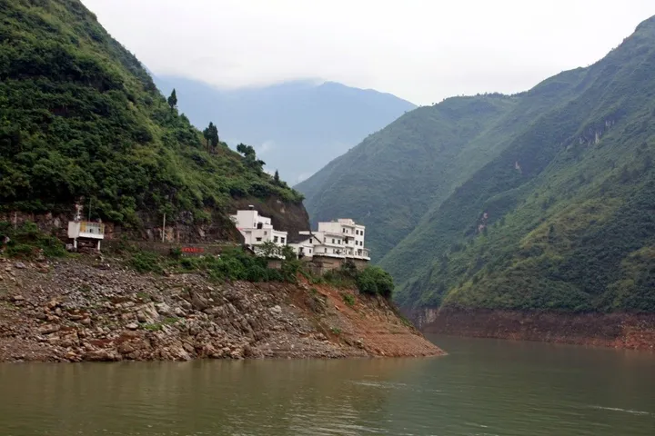 FLOATING DOWN THE YANGTZE, œuvre de Robert W Dunlap