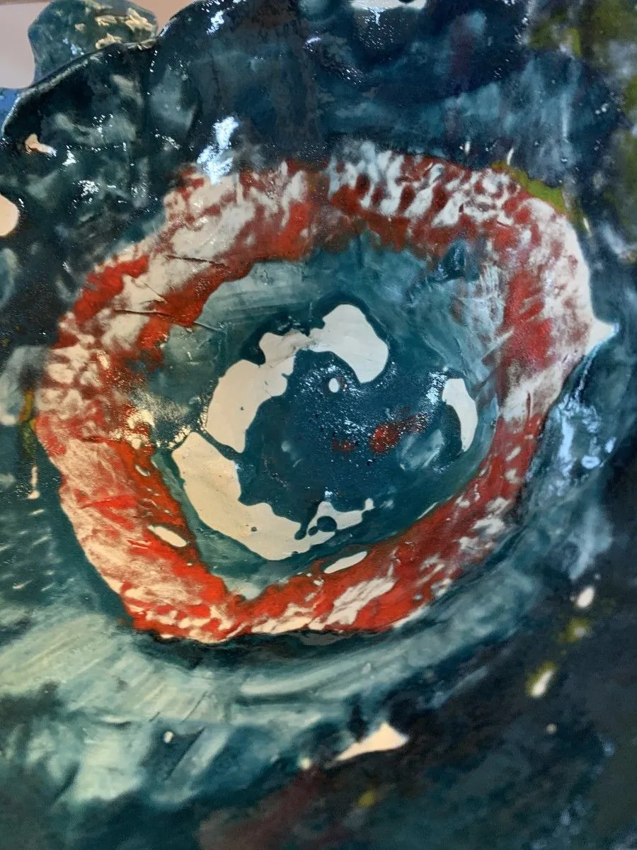 Saladier fétiche bleu rouge, œuvre de Anne Cellier