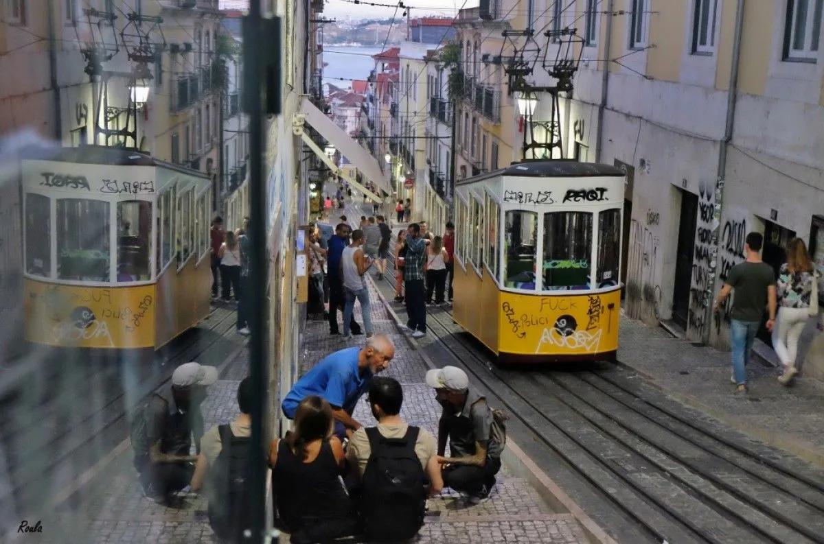 Alfama-the crouded centre of Lisboa-Portugal !!!!, œuvre de Roula Silintzi