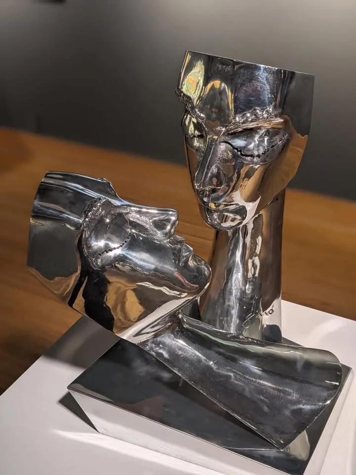 Le Baiser, artwork by Angèle Lux