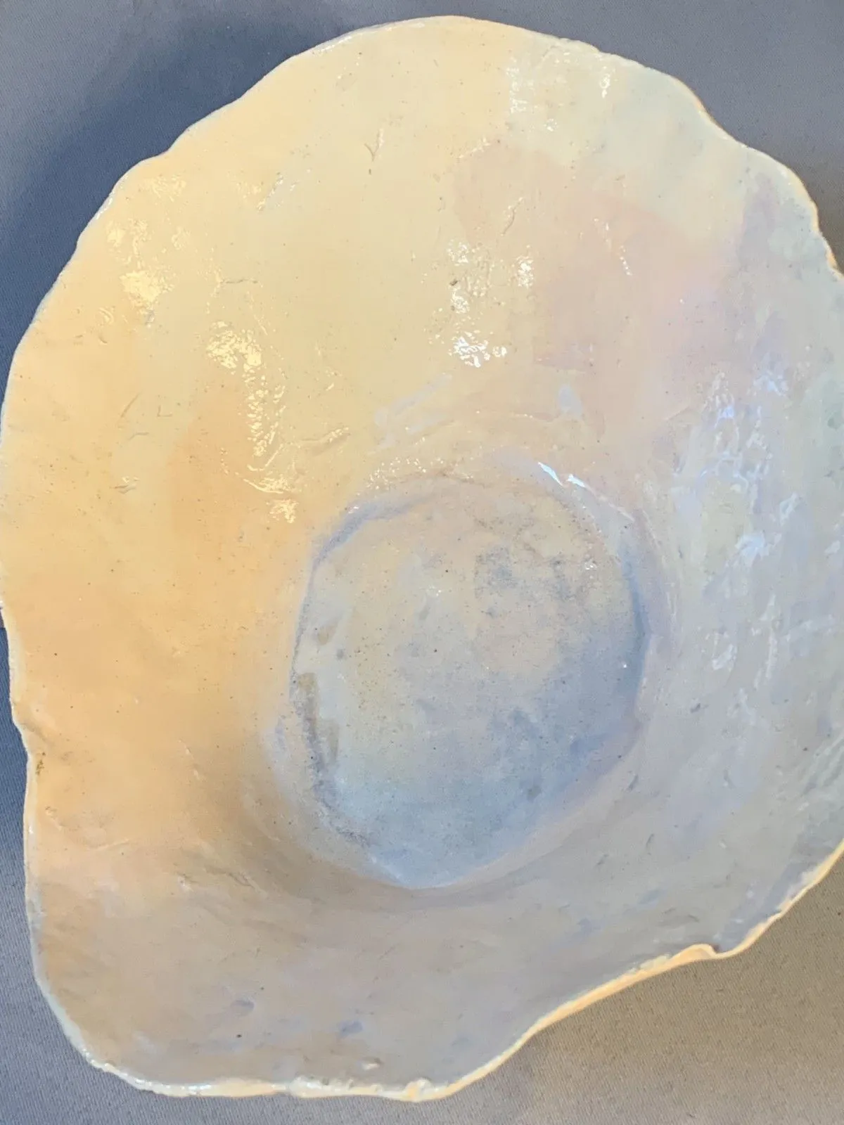 Saladier rose irisé bleu, œuvre de Anne Cellier