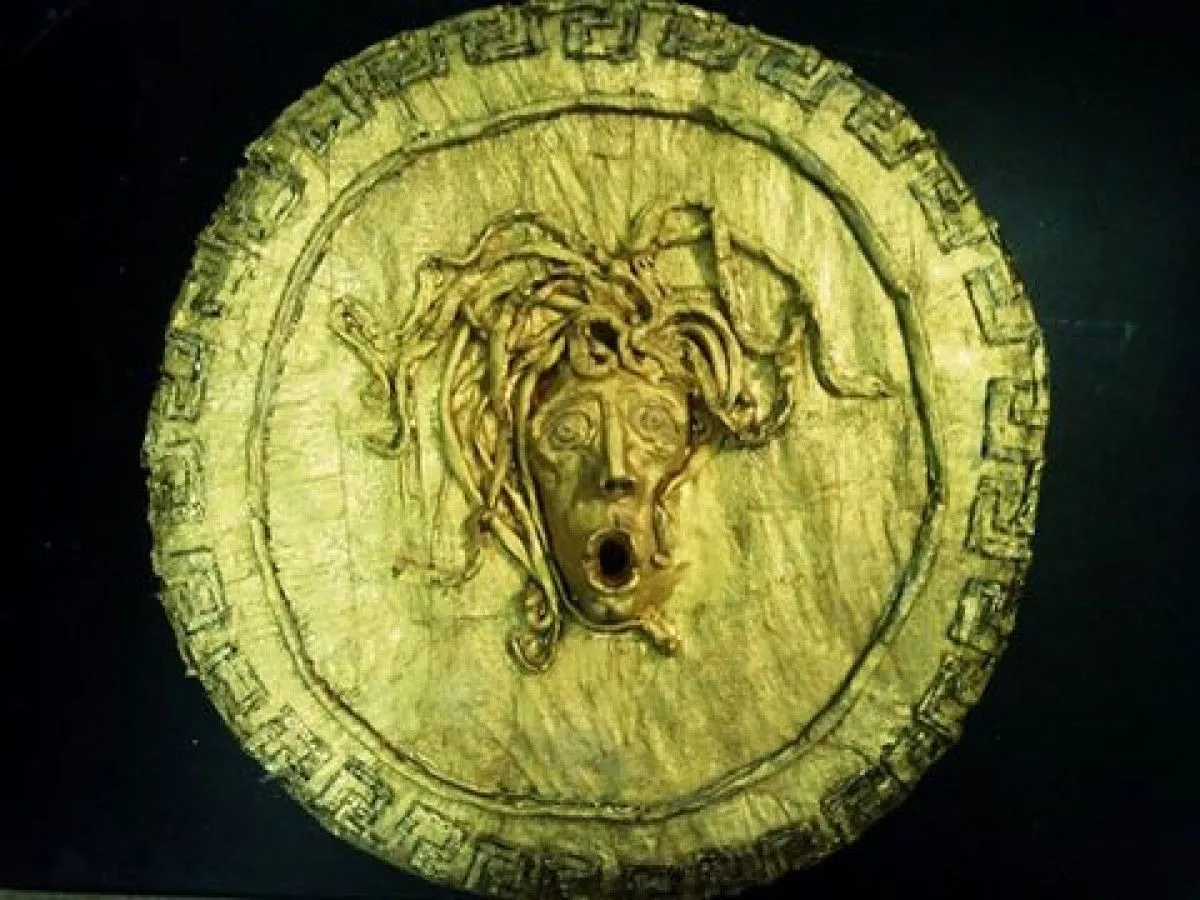 Therapeutic Medusa shield of goddess Athena, œuvre de Chryssanthi Dafopoulou