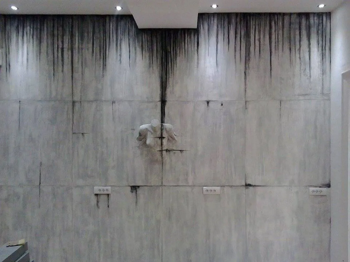 woman out of wall, œuvre de Dan-Marian Nedeloiu