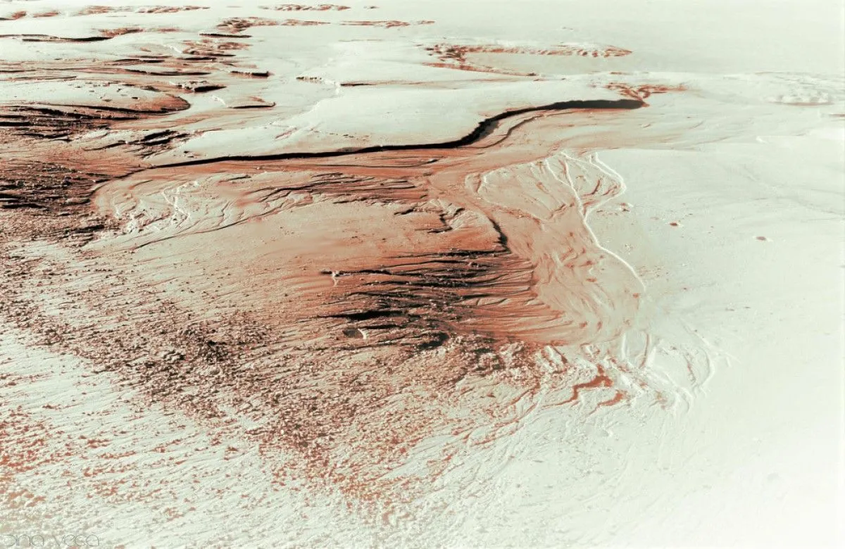 Larmes de Silice, artwork by Dina Mann