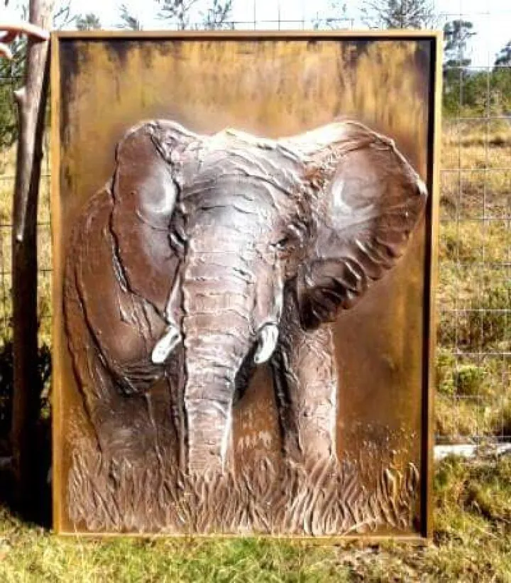 Sculptured African Elephant, œuvre de Louise Johnston