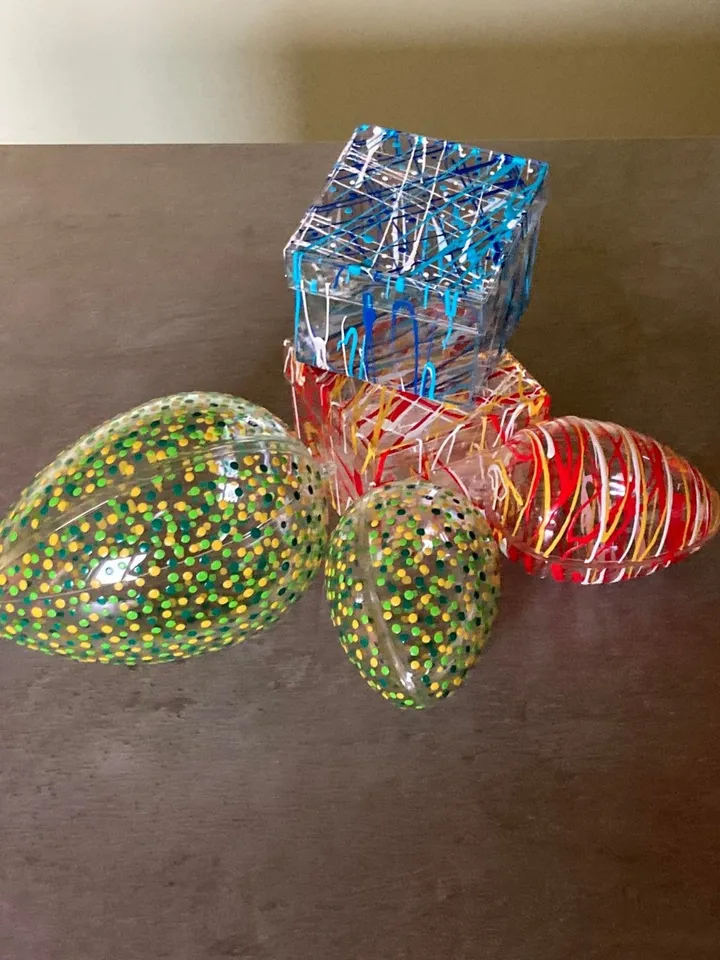 créations d'oeufs en plexiglas, artwork by Rita Vandenherrewegen