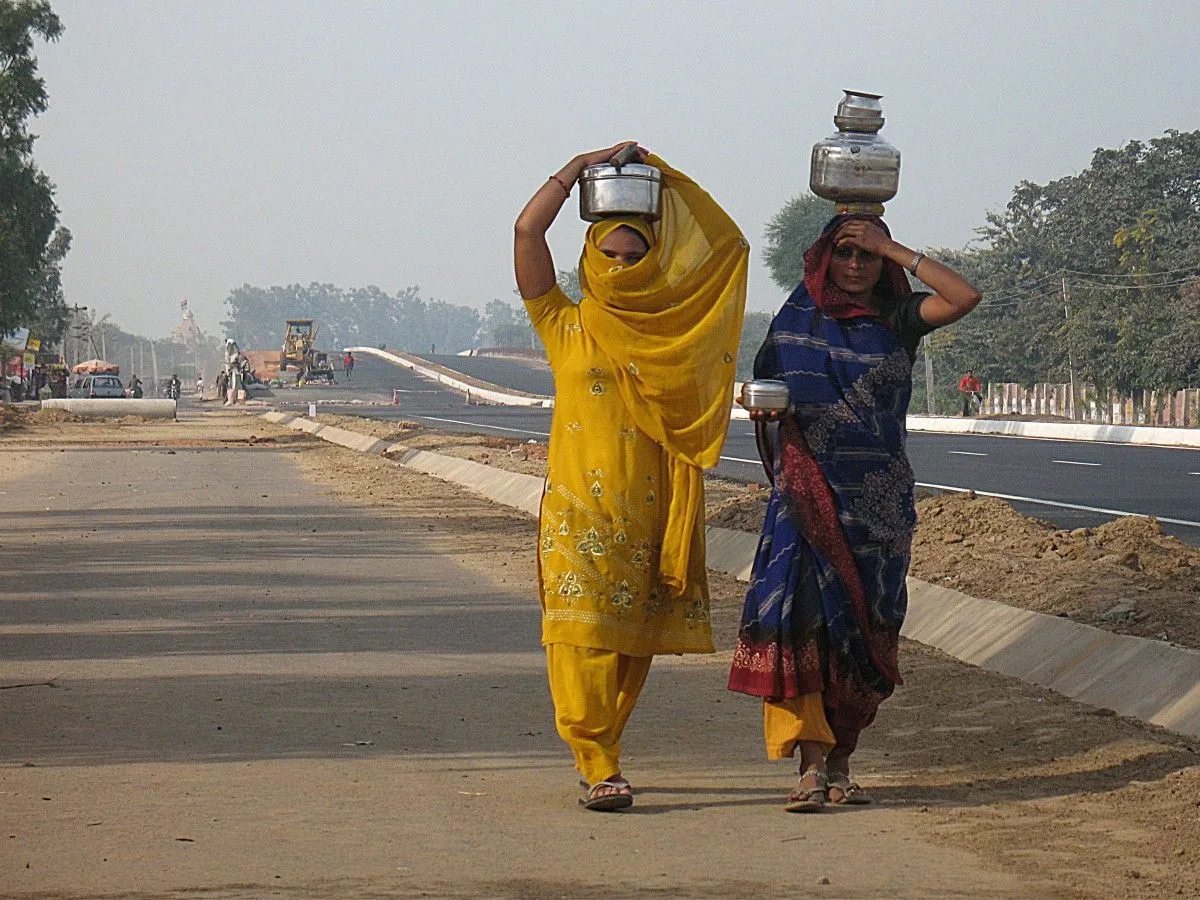 Sur la route vers Ganapatipule Inde, artwork by Luc Fasquel