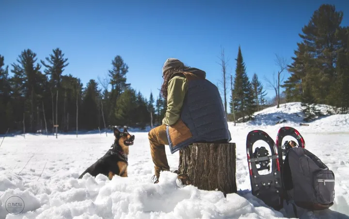 Adventure is just a dog, leash and backpack away., œuvre de Mickhaël Claveau