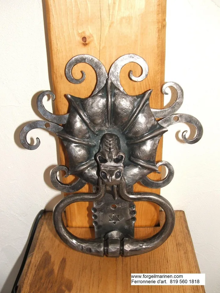 Marteau de porte, artwork by Romain Francès
