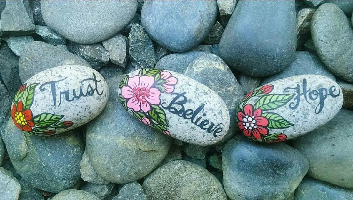 One Word Stones ~Trust, Believe, & Hope, œuvre de Marie Aguas