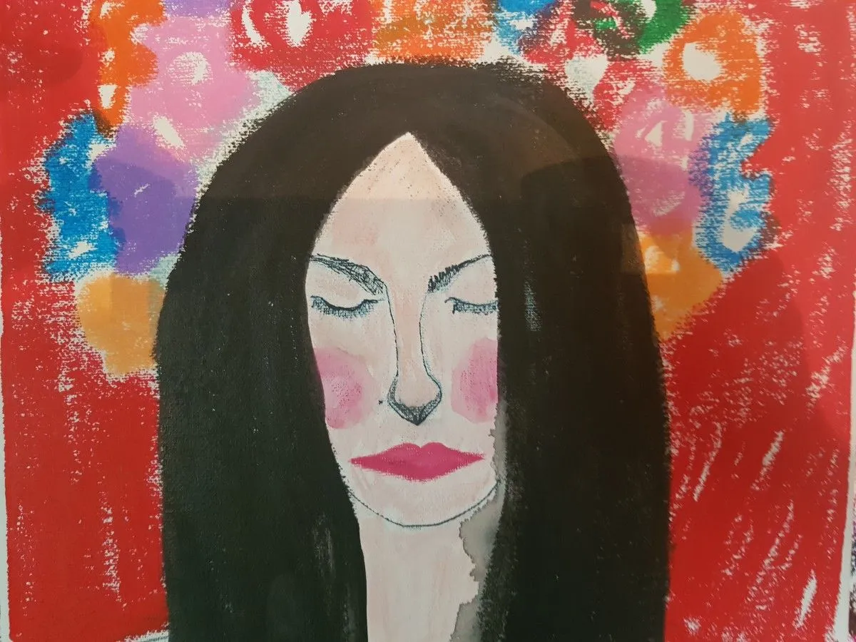 Femme en rouge à la couronne de fleurs, artwork by Andrea Pardineille