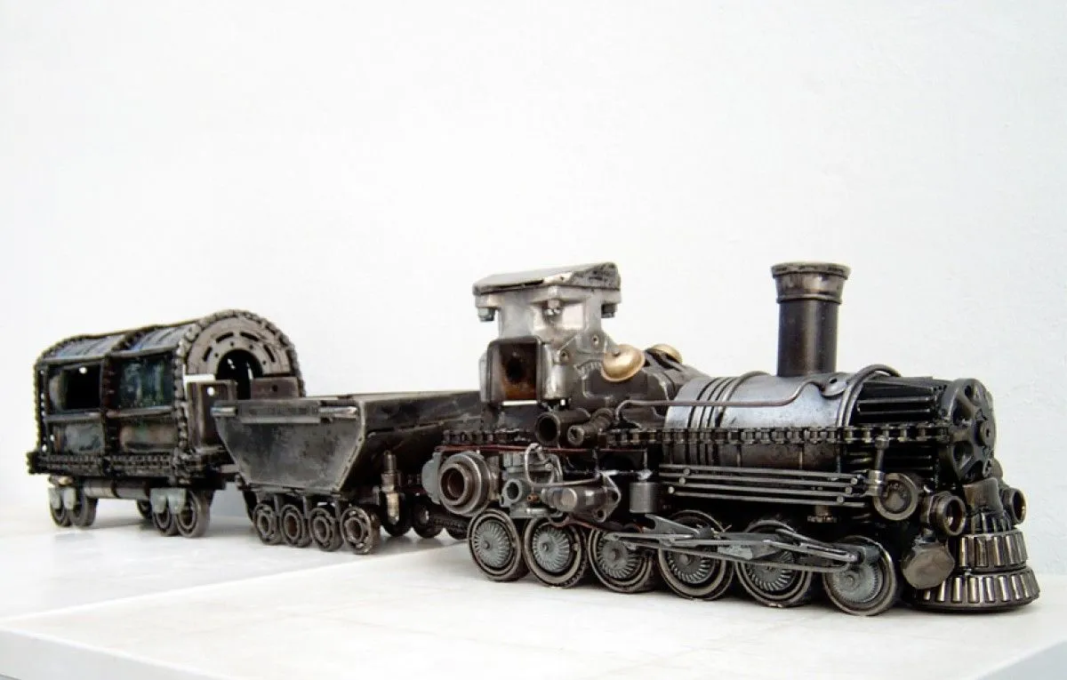Metal art train sculpture, œuvre de Dendrinos gIANNIS