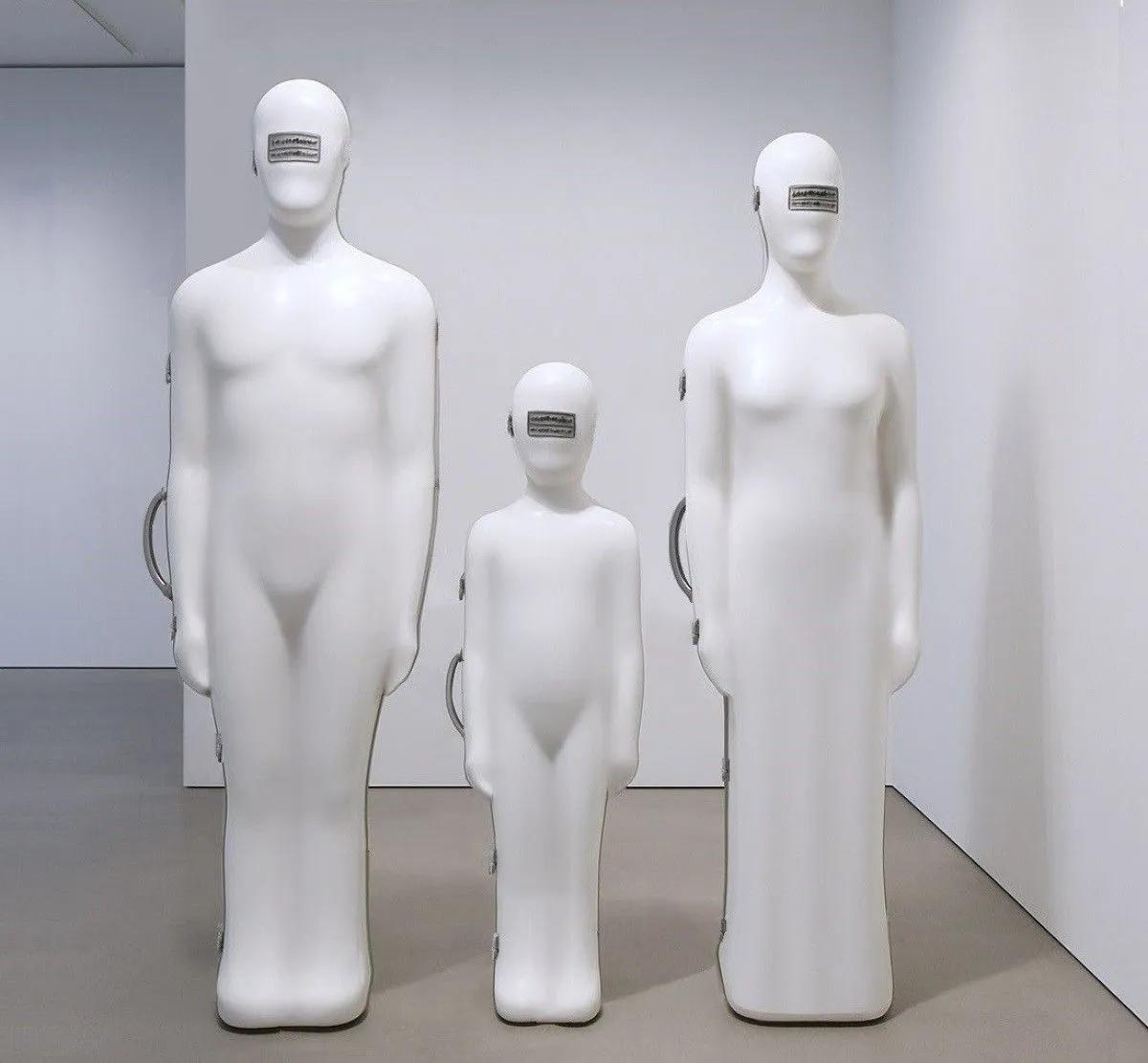 Les étuis à humains - Human cases, œuvre de Klaus Guingand