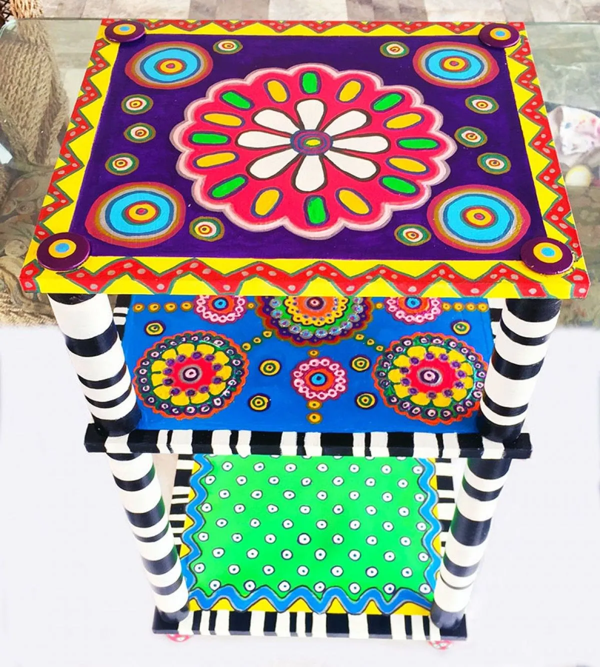 Absolutely Fabulous Uber Cool & Funky Mandala Table / Art Piece, œuvre de Maxine Page