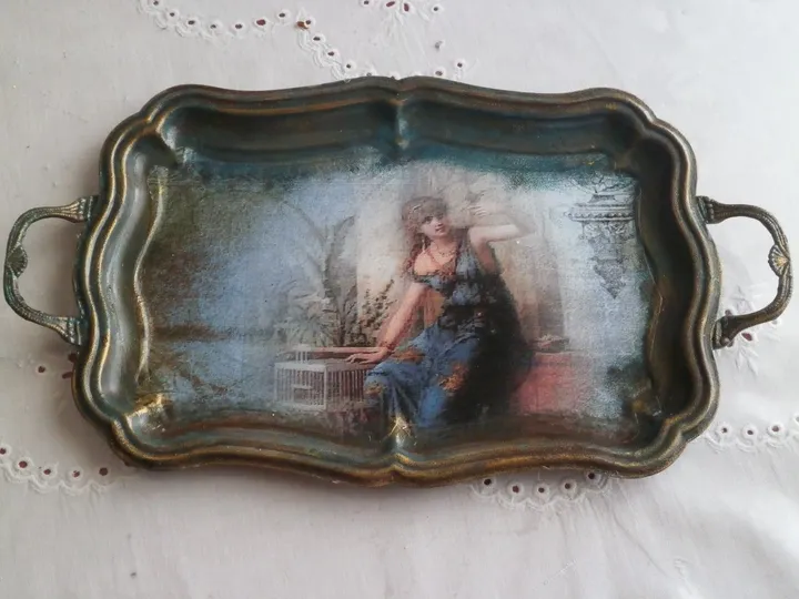 Tray with decoupage, œuvre de ANASTASIA EMMANOUILIDOU