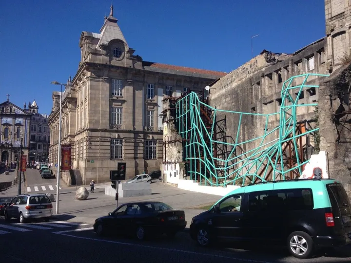 Green metal mesh's taxi, Porto 2016, œuvre de Patrick Witthoff