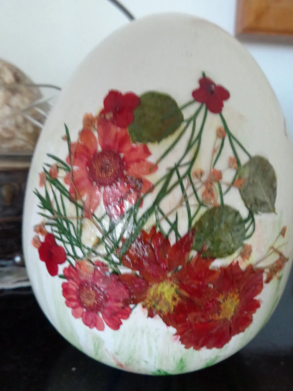 Egg with red flowers, œuvre de Graziela Fiat