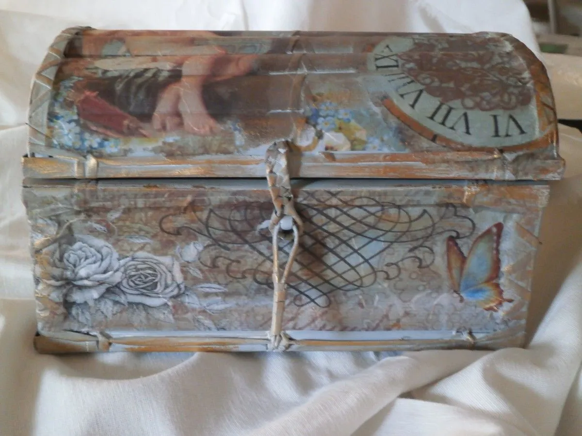 wooden box with vintage decoupage, œuvre de ANASTASIA EMMANOUILIDOU