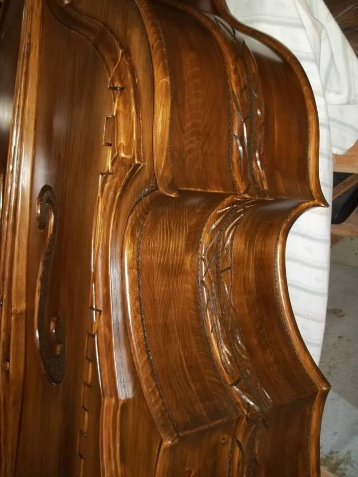 Armoire-contrebasse, œuvre de Réal Bélanger