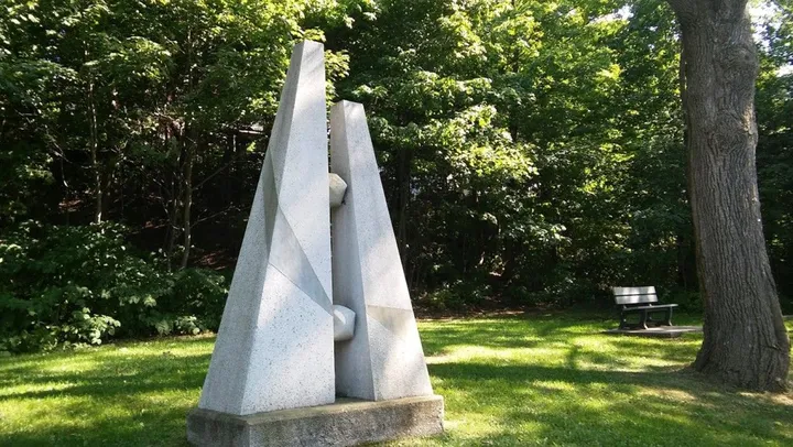 ''Coincées'', artwork by Germain Desbiens, sculpteur