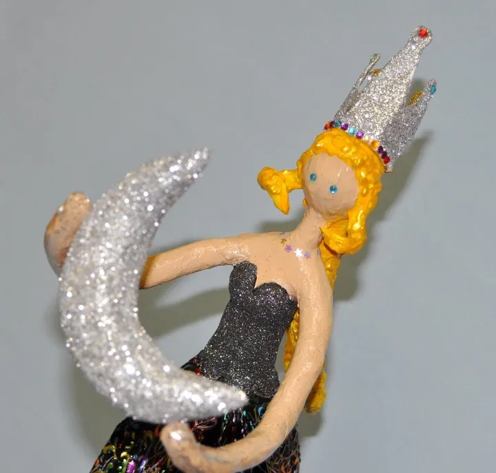 Queen of the night (paper sculpture), artwork by Sueli Finoto