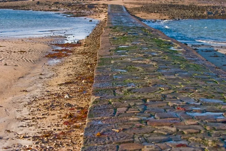Le passage, artwork by Nicolas Bernié