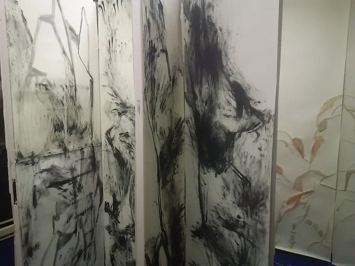 Esquerda, œuvre de Liz Ashe