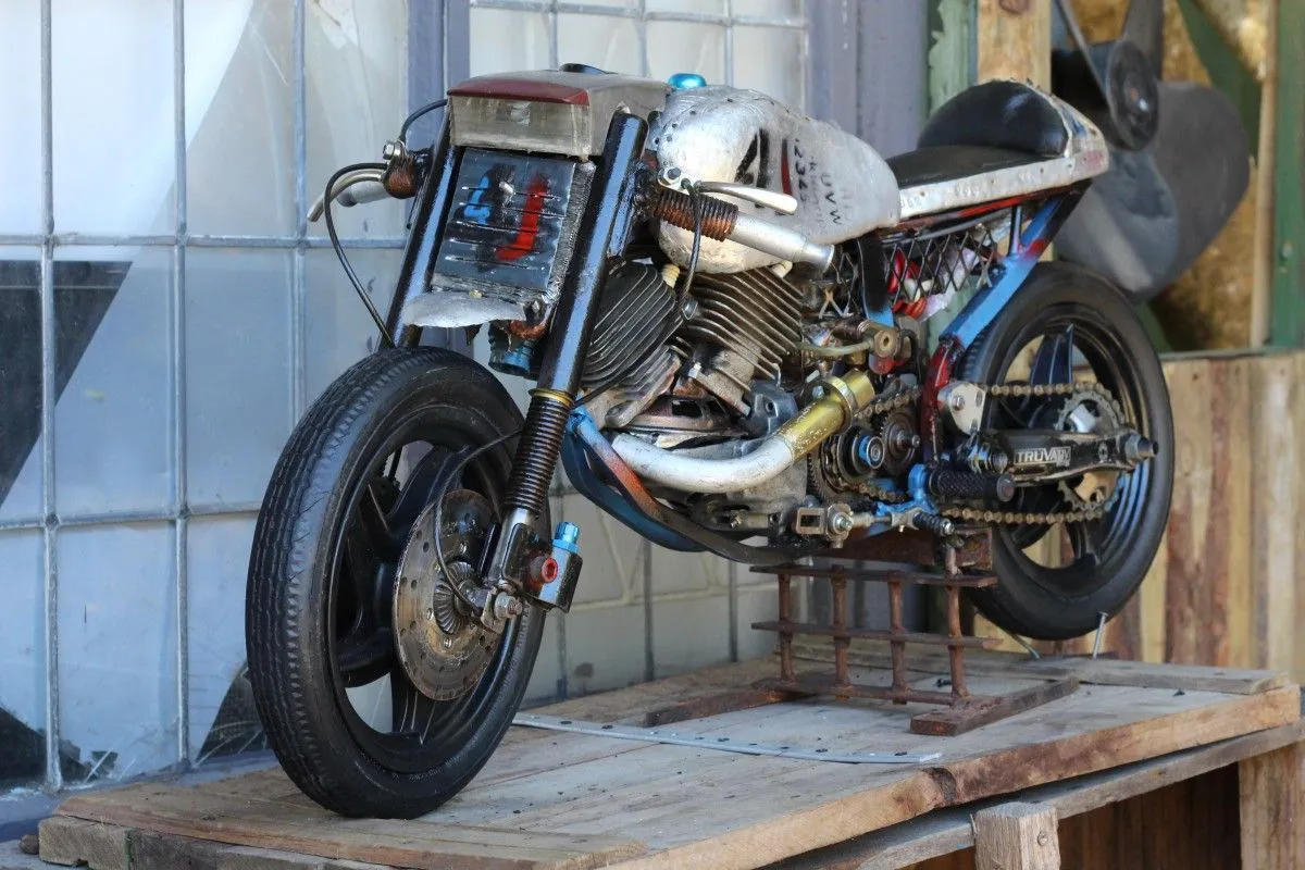 4 J CAFE RACER, œuvre de Roger Gailey