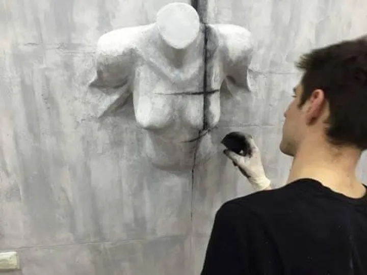 woman out cement wall, œuvre de Dan-Marian Nedeloiu