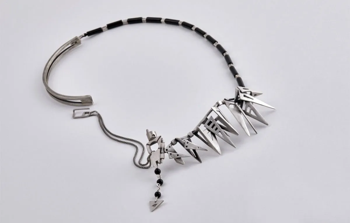 Silver art necklace, œuvre de Austri Crux