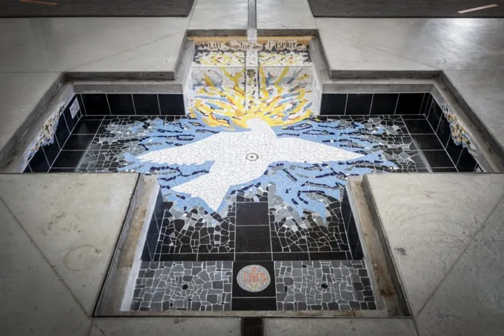 Mosaique baptistère, œuvre de Charbel Matta