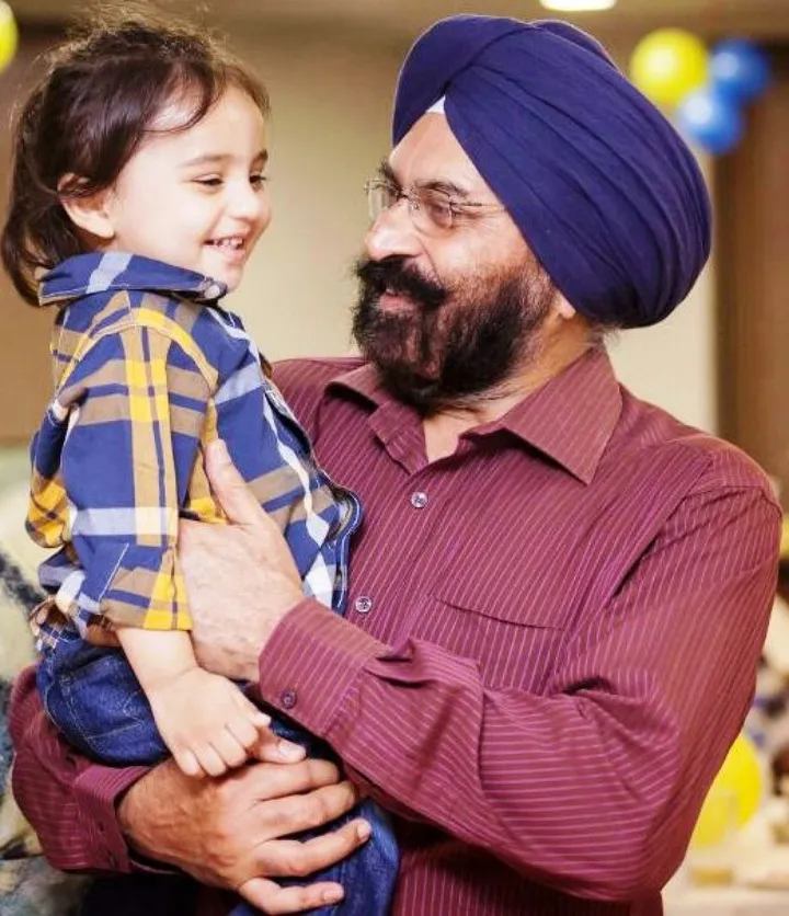 With my grandson, œuvre de tejinder bedi