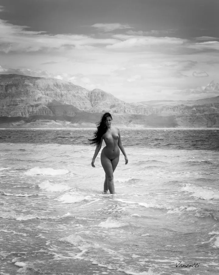 Dead Sea view with Olga, œuvre de Alex Vanzetti