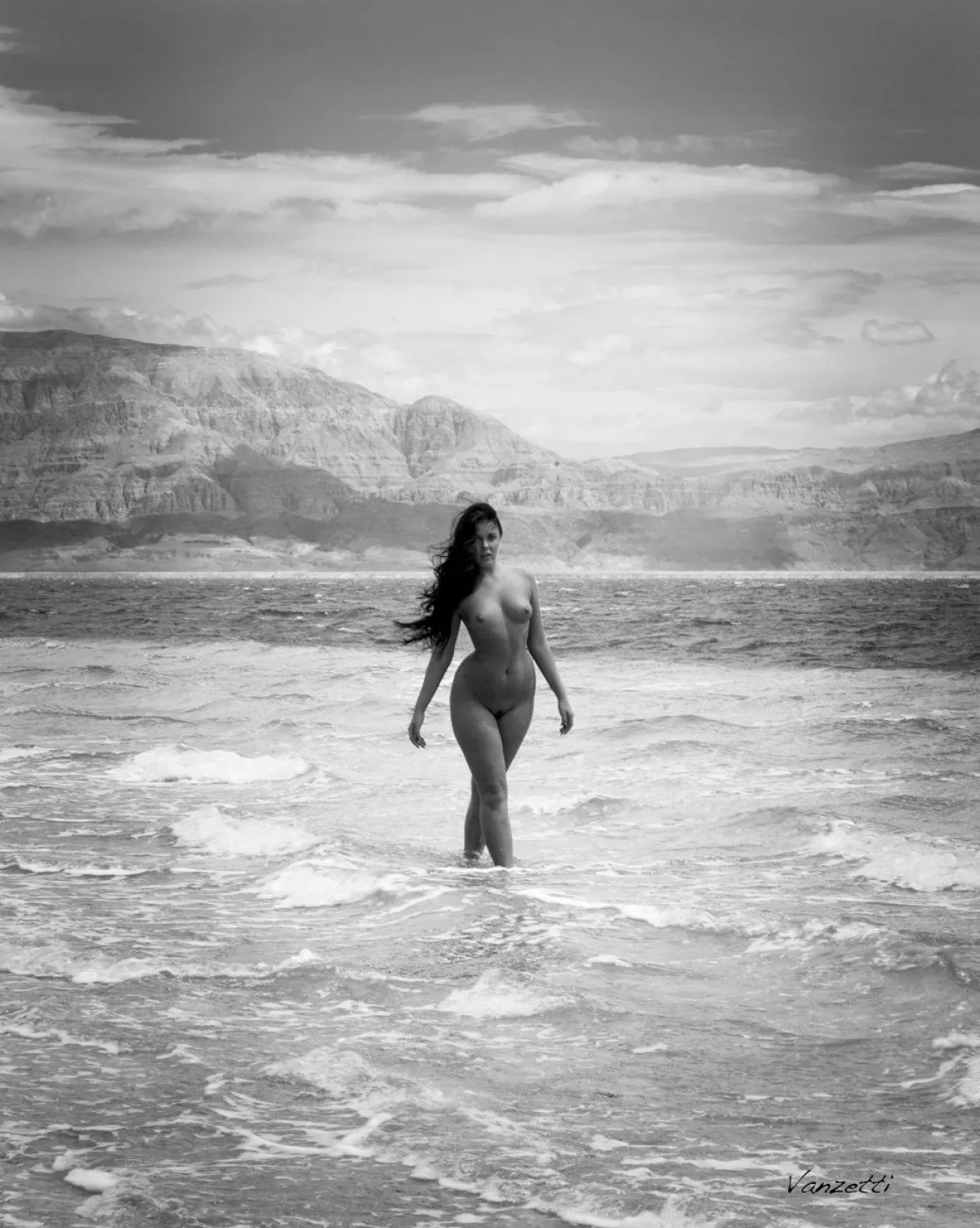 Dead Sea view with Olga, œuvre de Alex Vanzetti
