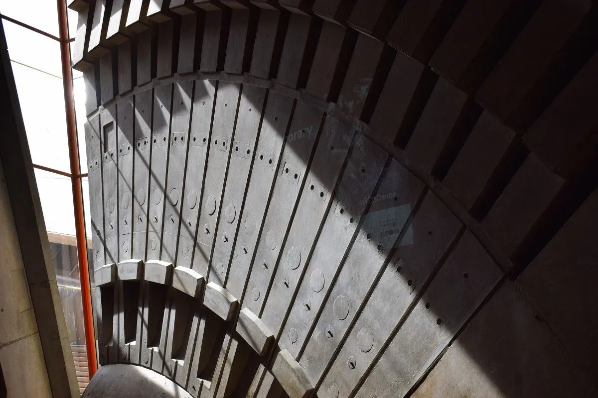 A Concrete Spine, œuvre de Greg Sandoval