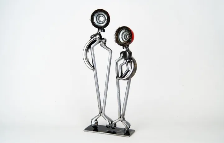 Family scrap metal brushes sculpture, œuvre de Dendrinos gIANNIS