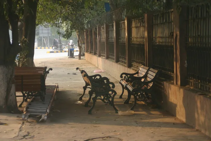 ALONE IN THE CROWD, œuvre de fahim babar