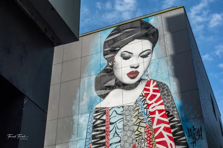 Woman on a wall, artwork by Farouk Artboxing.paris