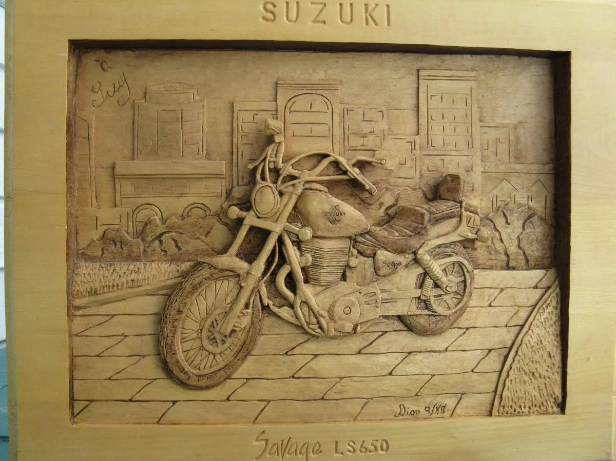 Moto Suzuki Savage, artwork by Diane Michaud