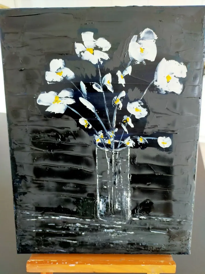 Fleurs blanches sur fond noir ., artwork by annick Ayoul