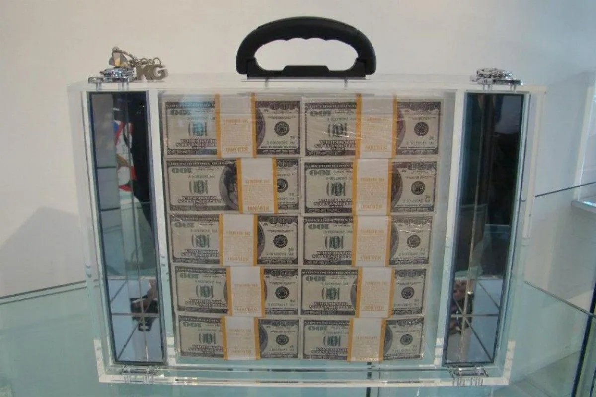 IN GOD WE TRUST / PLEXIGLASS BRIEFCASE, œuvre de Klaus Guingand