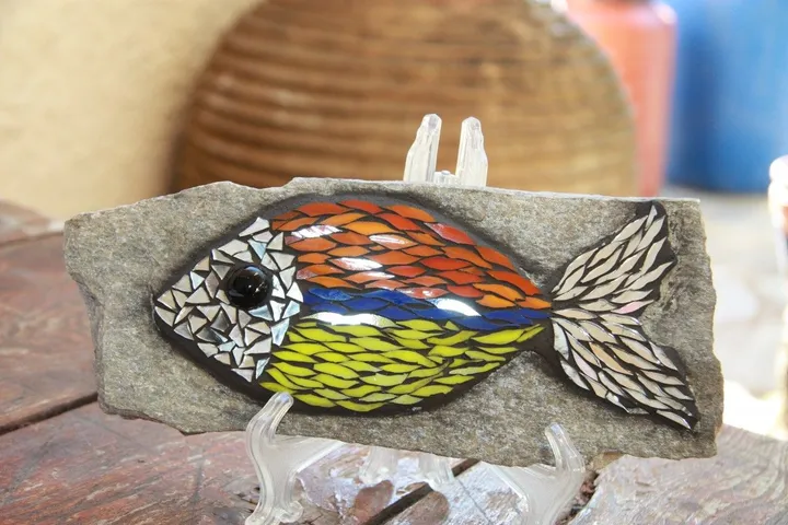 Fish on stone, œuvre de Dimitra Colomvakou
