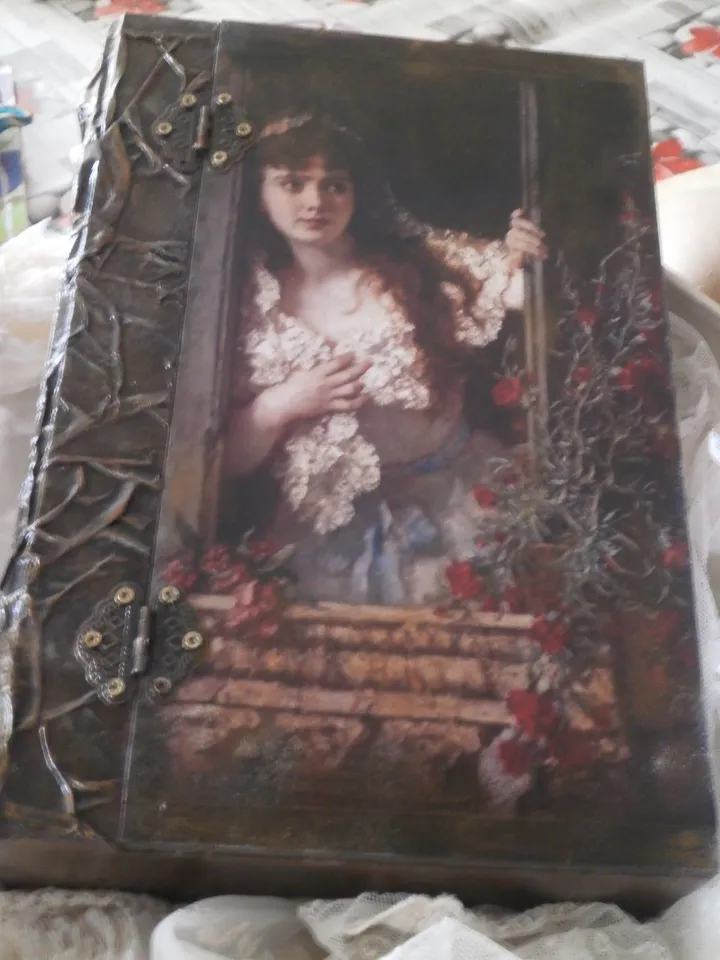 Large wooden box with decoupage mixed media, œuvre de ANASTASIA EMMANOUILIDOU