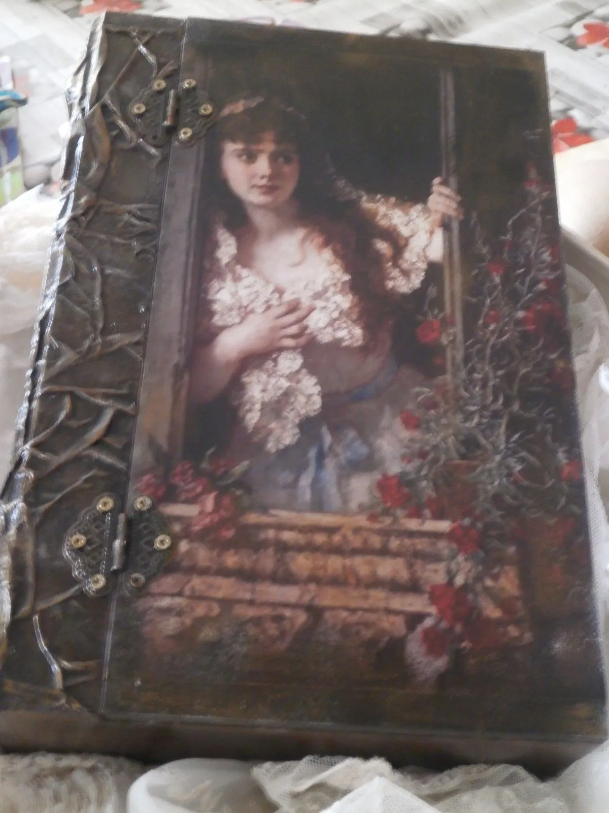 Large wooden box with decoupage mixed media, œuvre de ANASTASIA EMMANOUILIDOU